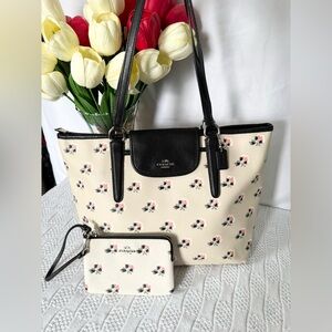 Coach EUC 2pc Bramble Rose Print Tote & wristlet